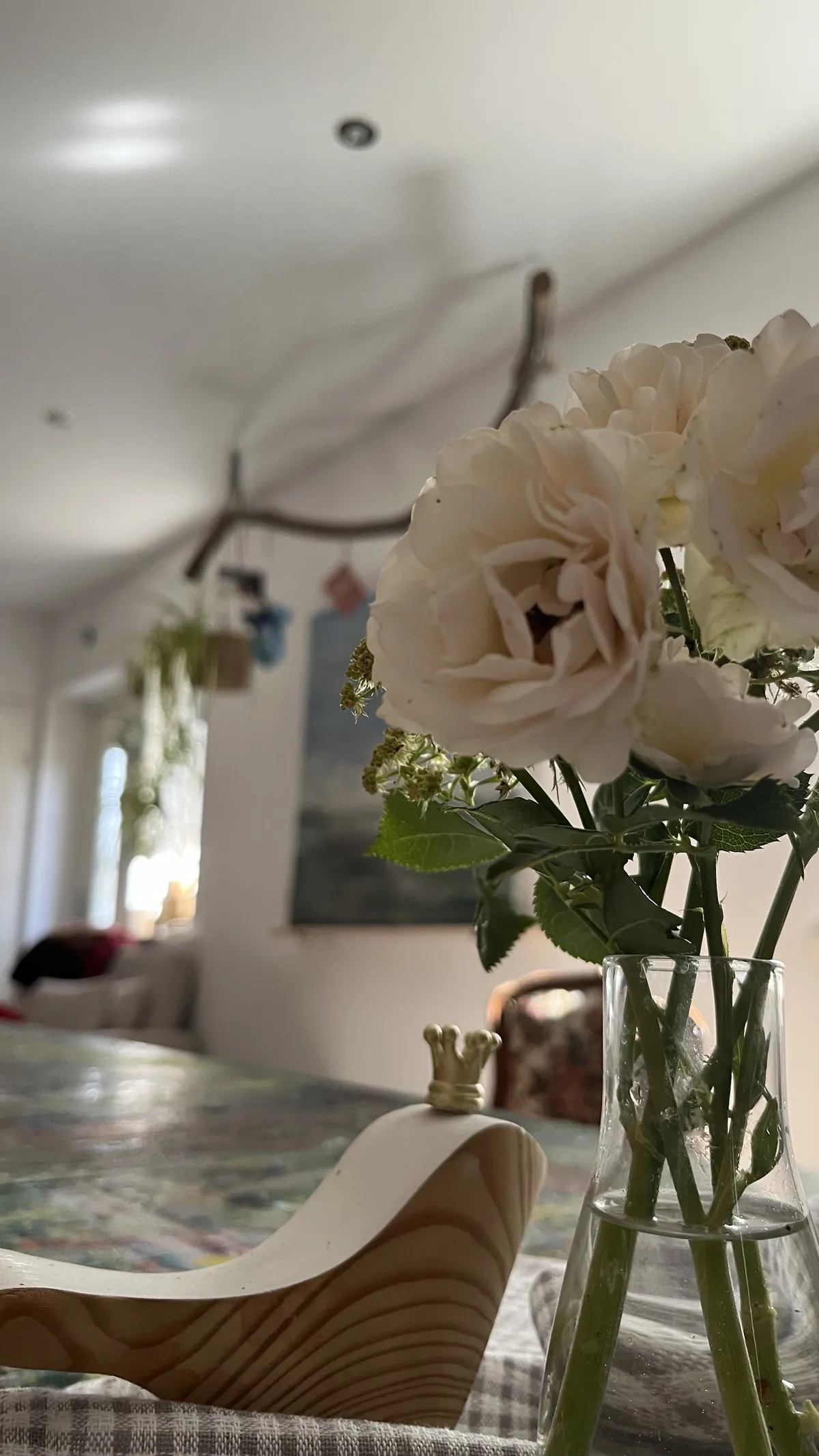 Blumenstrauß im hellen Atelier