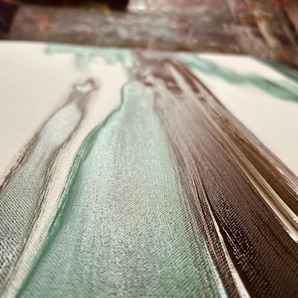 Bild auf dem Ateliertisch mit Farbschichten in Mint