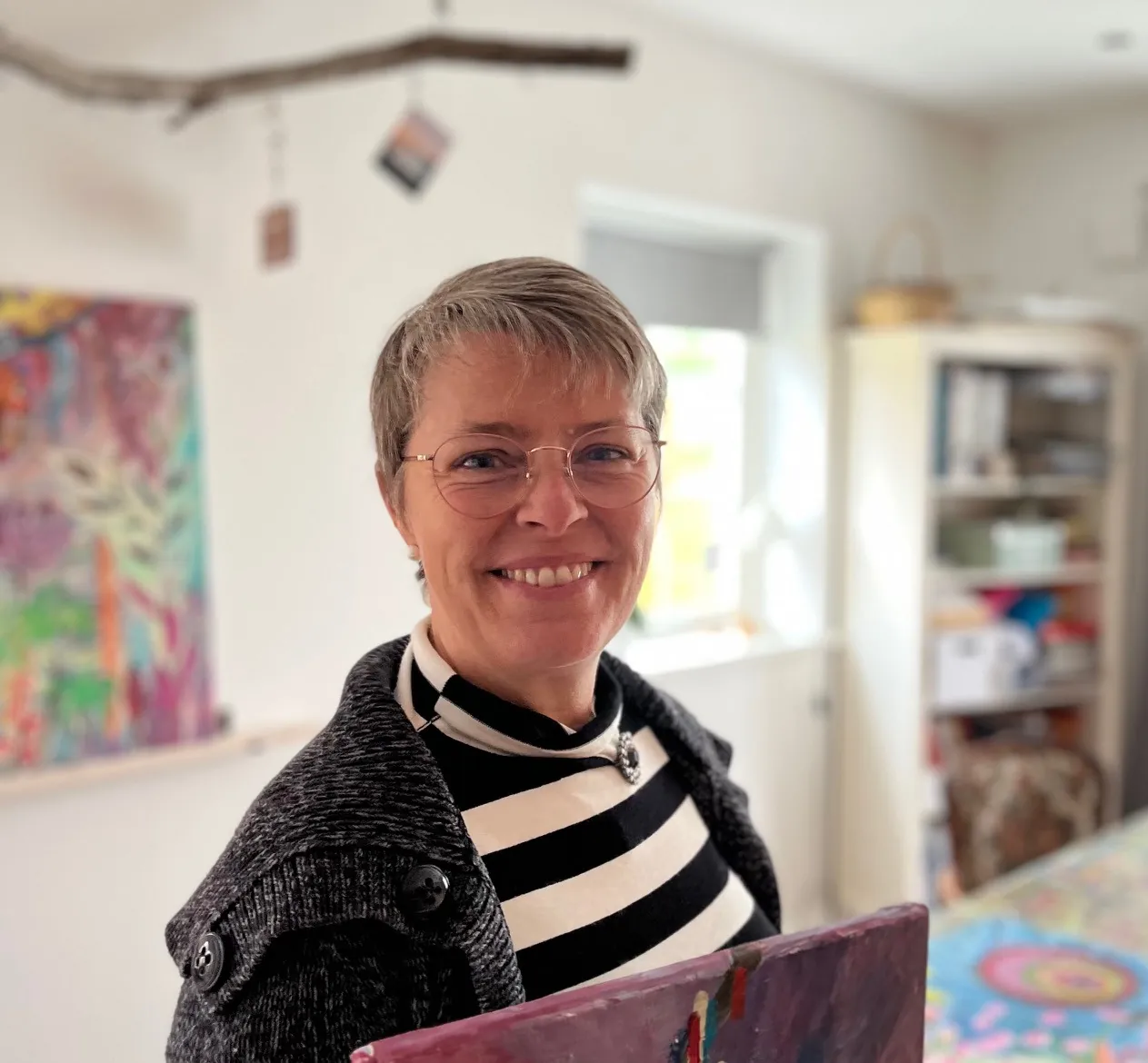 Claudia Sistek lächelnd in ihrem Atelier