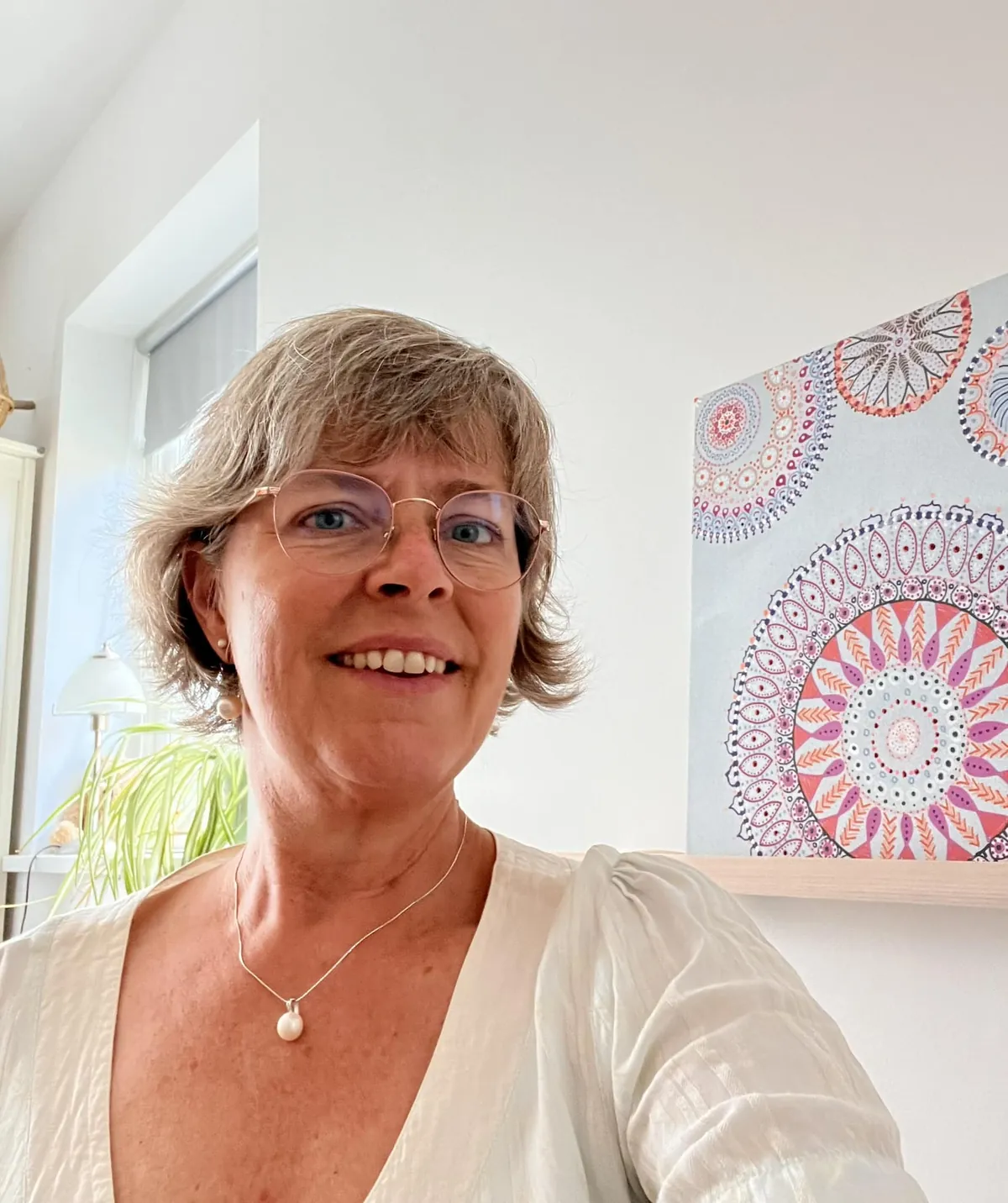 Claudia Sistek im Atelier vor Mandala-Bildern