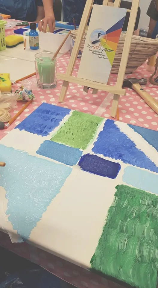 Gemeinsam bemalte Leinwand mit Farbfeldern im Familien-Workshop
