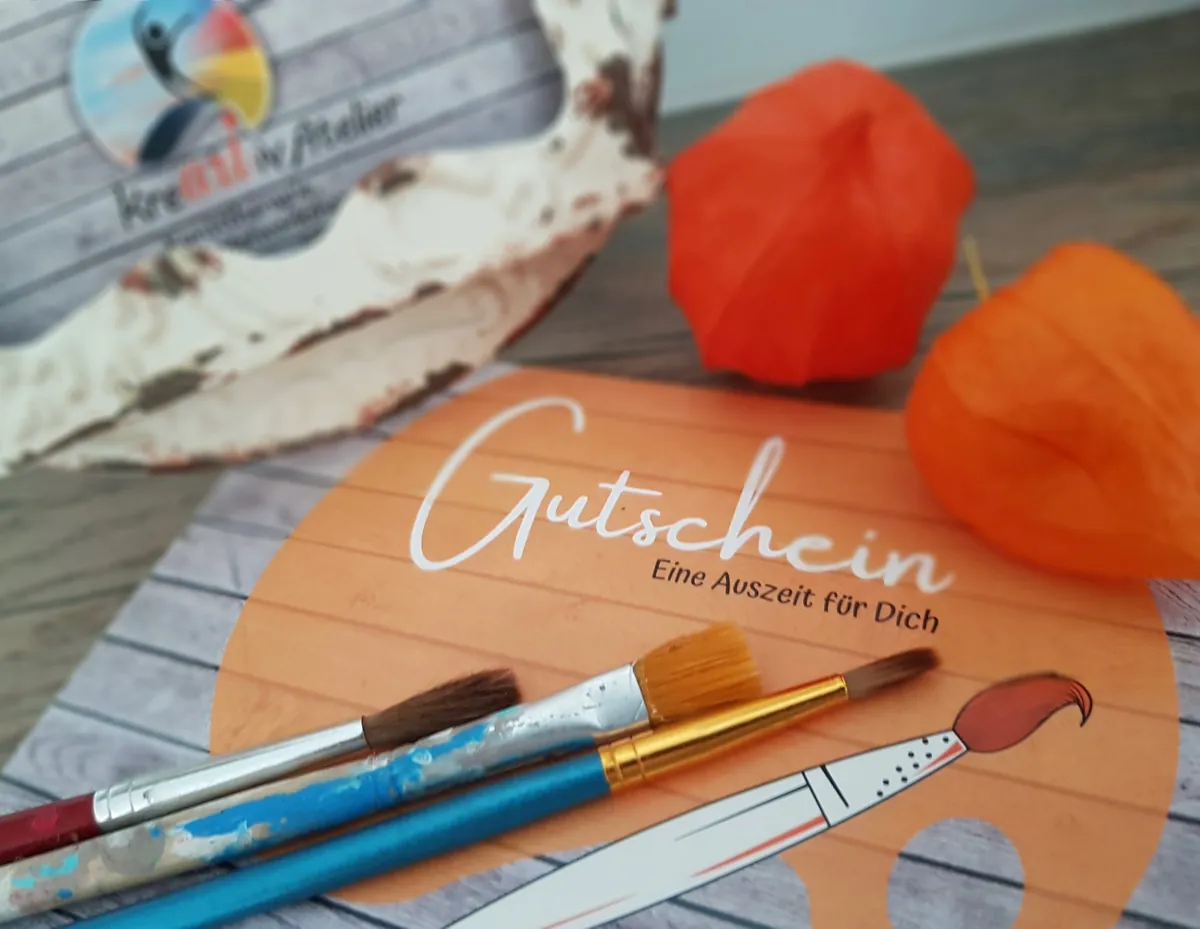 Gutscheinkarte des KreARTiv Ateliers „Eine Auszeit für dich“ mit Pinseln