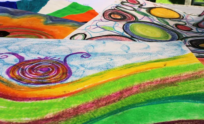Ölkreidebild mit einer Spirale in Regenbogenfarben