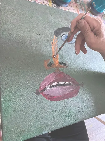 Hand malt Lippen auf eine Leinwand
