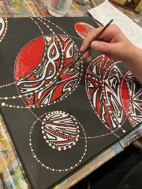 Mandala-Kugeln in Rot und Weiß auf schwarzer Leinwand