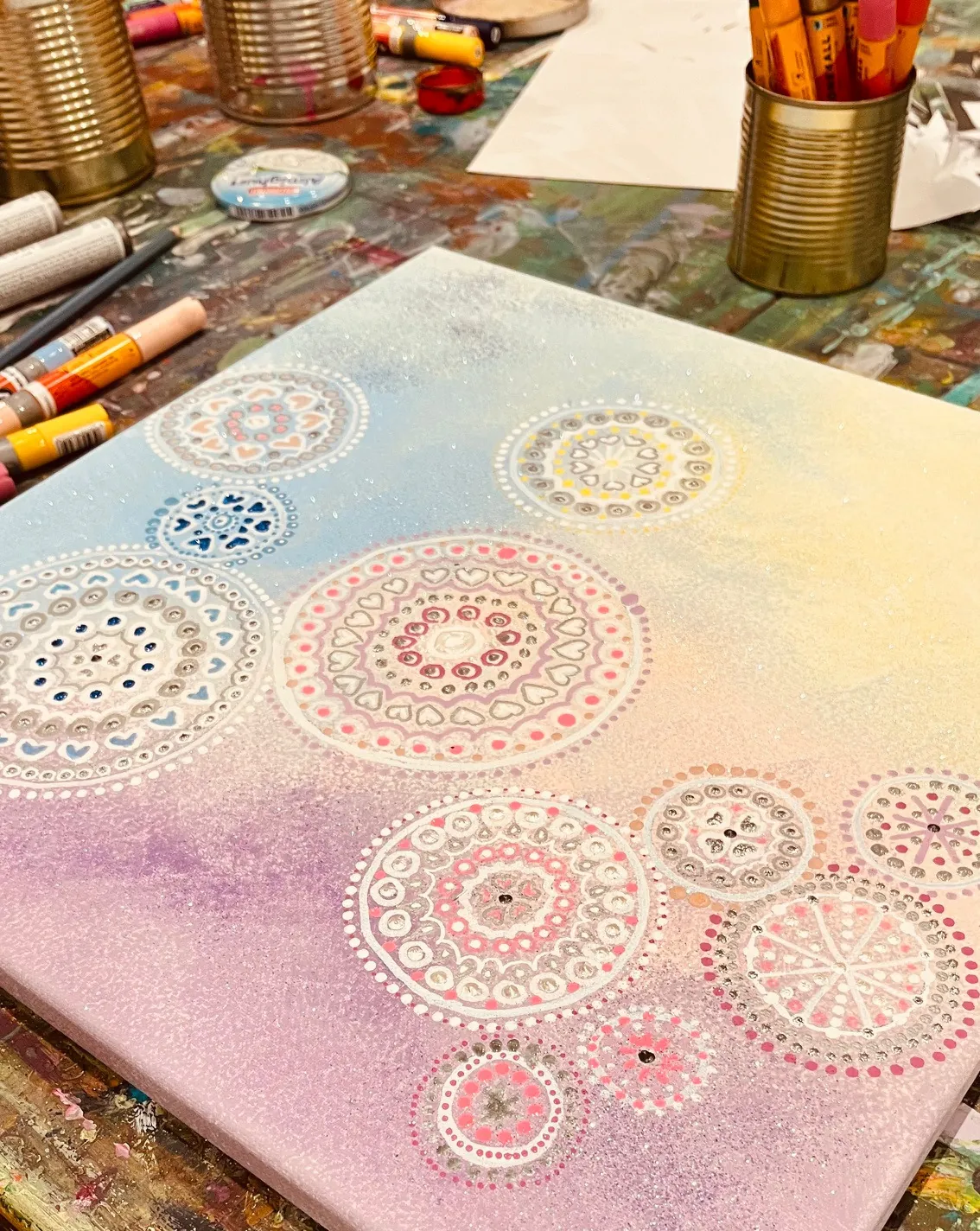 Mandalas in Punkttechnik auf einer Leinwand in Pastelltönen