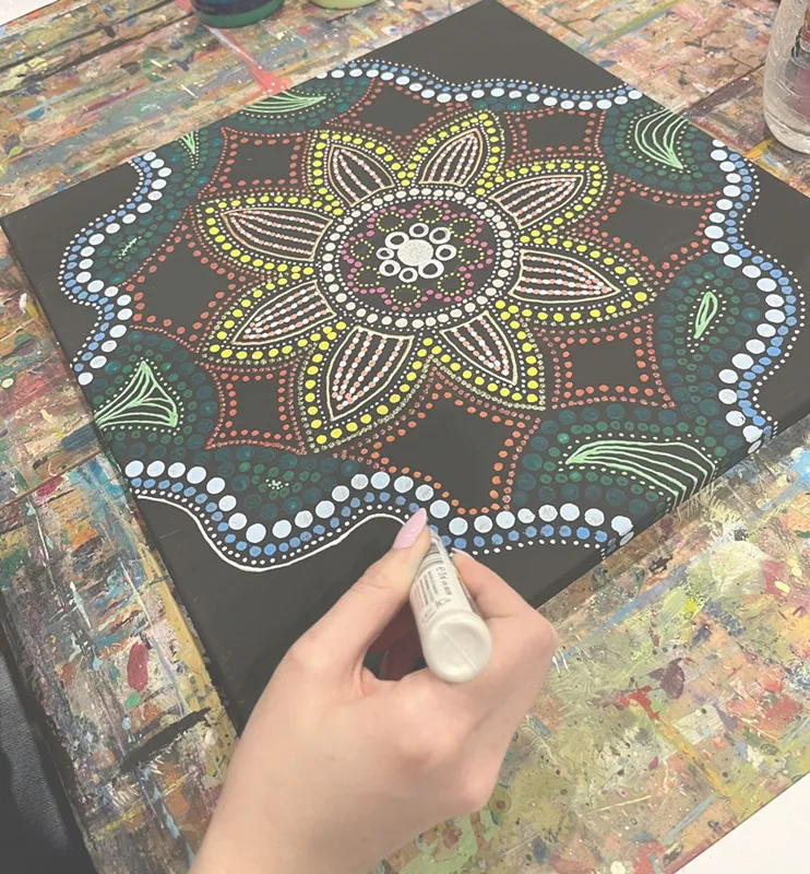 Mandala in Punkttechnik auf schwarzer Leinwand