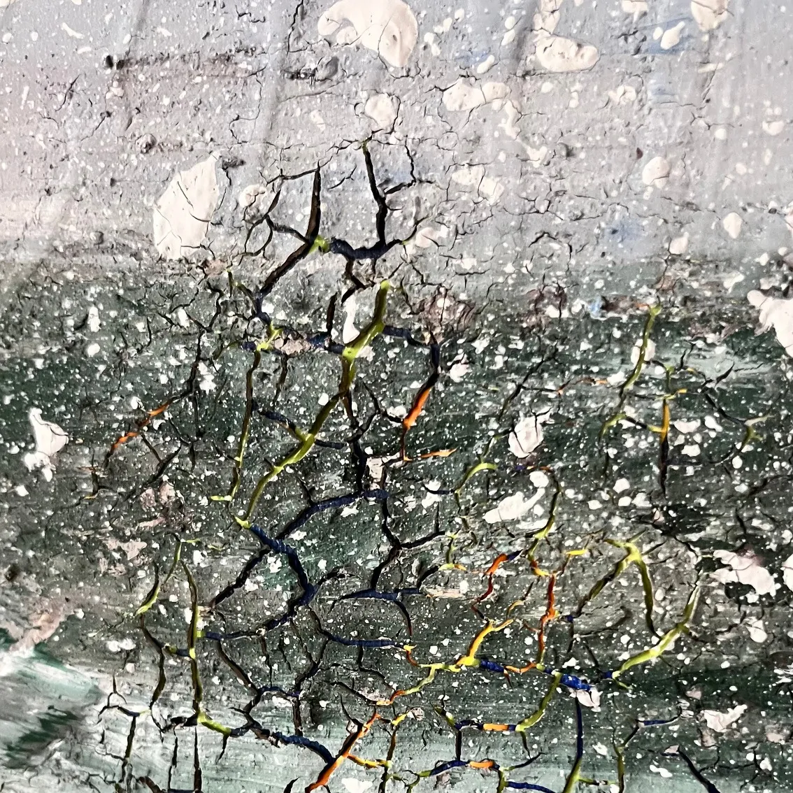 Intuitives Acrylbild mit Rissstruktur in Grau, Weiß und Gelb