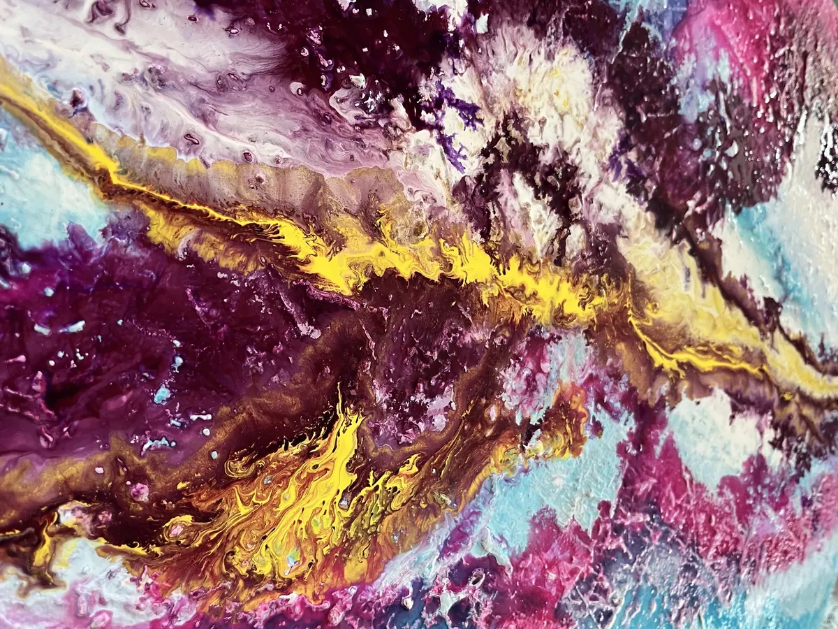 Ausschnitt eines intuitiv gemalten Acrylbilds in Magenta, Gelb und Türkis
