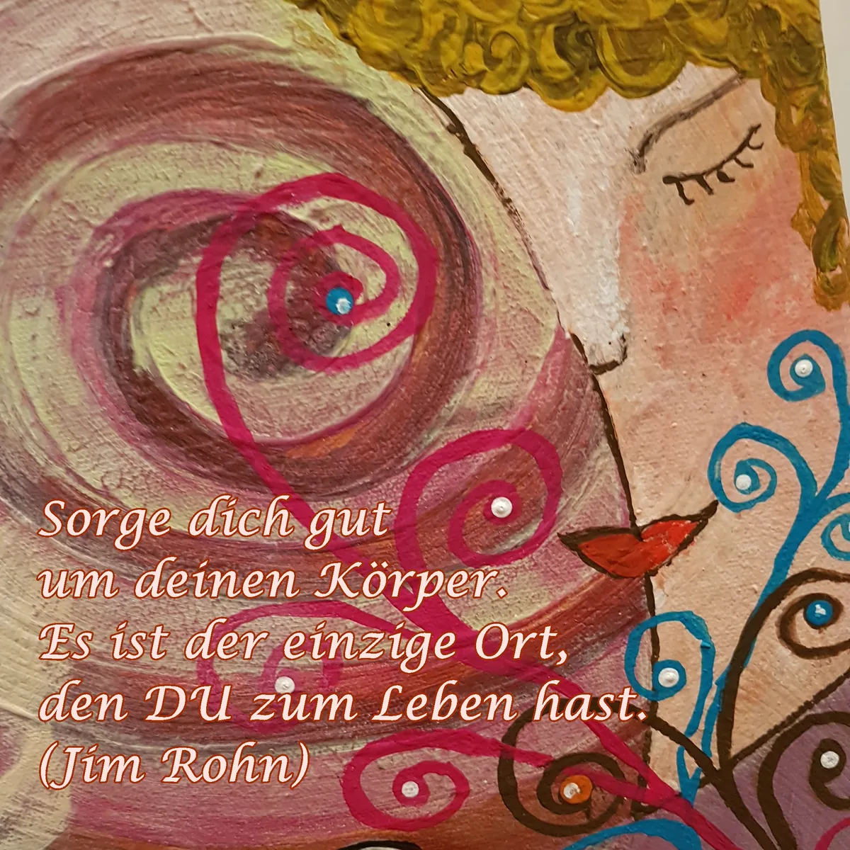 Gemaltes Gesicht mit Spirale und dem Zitat „Sorge dich gut um deinen Körper“