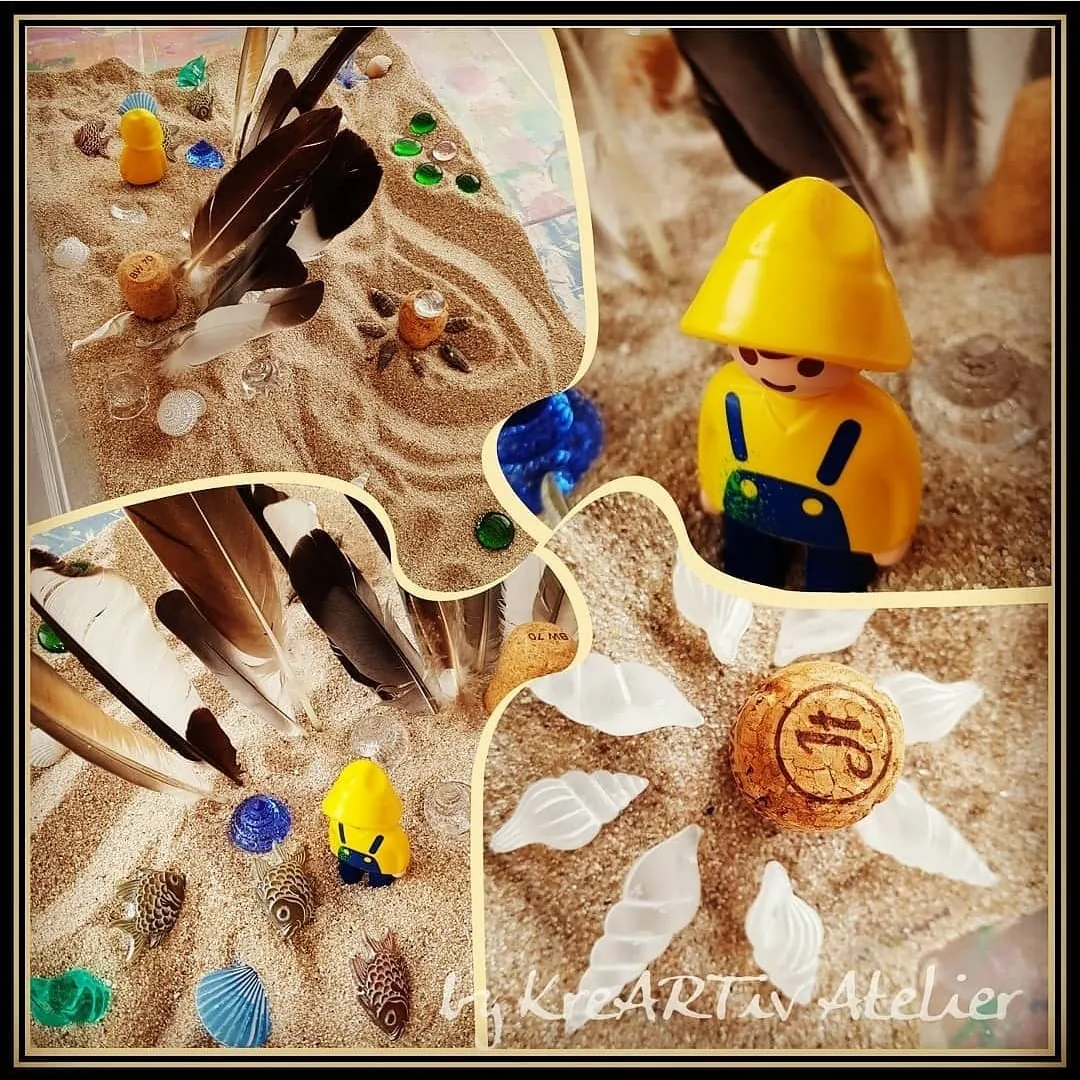 Therapeutischer Sandkasten mit Figuren, Federn und Muscheln