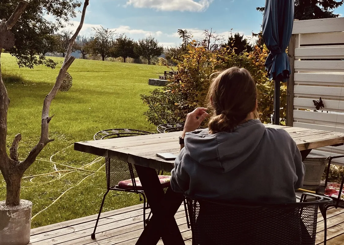 Blick von der Terrasse des Ateliers ins Grüne