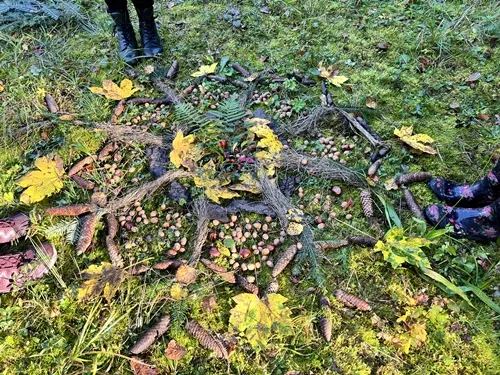 Mandala aus Naturmaterial auf dem Waldboden